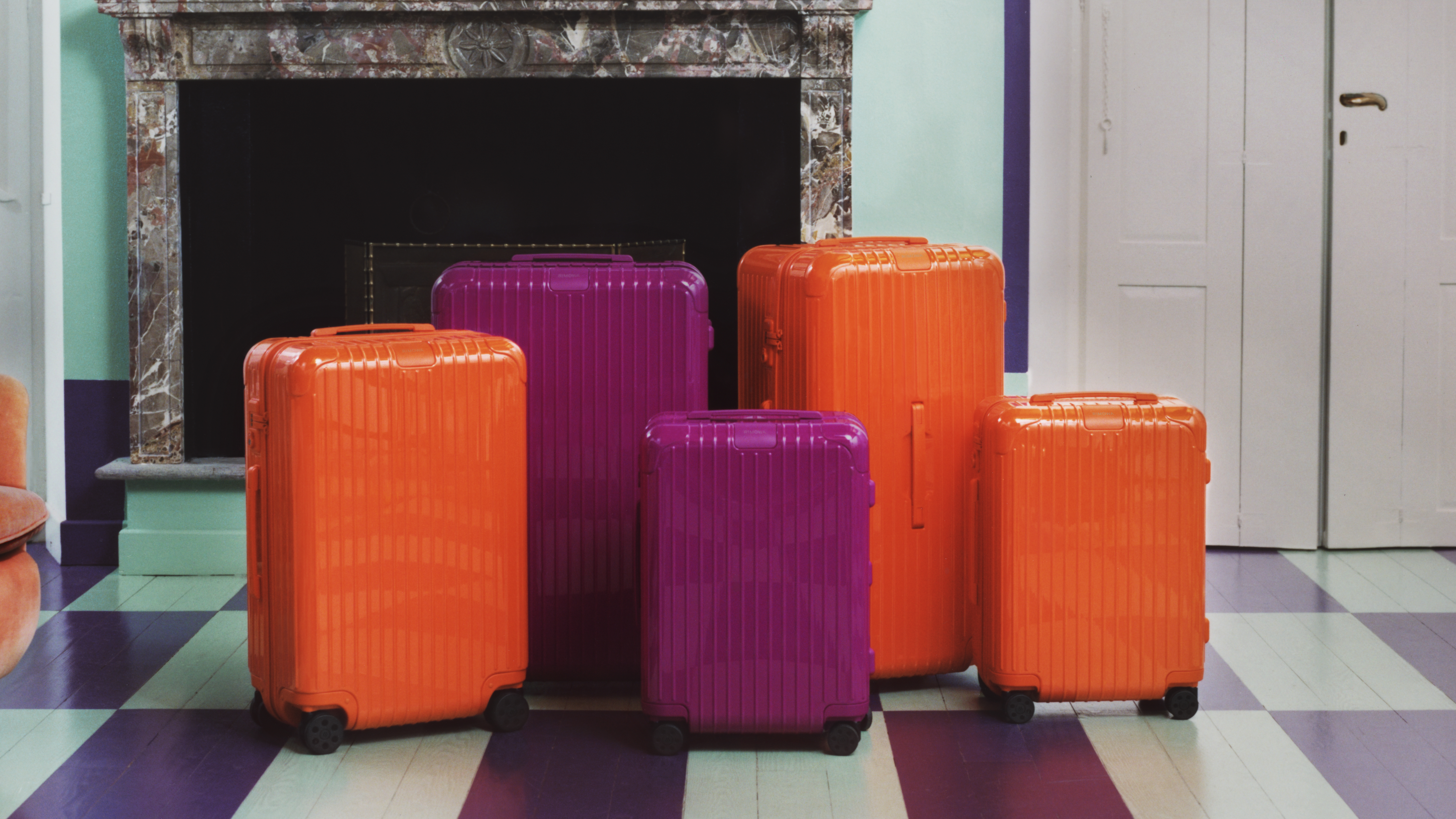 RIMOWA Essential 系列 Cabin Orange 亮橙色與 Magenta 紫紅色行李箱 /31,500元。圖片：品牌提供  圖說：RIMOWA Essential 系列 Check-In M Orange 亮橙色行李箱/36,300元。圖片：品牌提供  圖說：RIMOWA Essential 系列 C